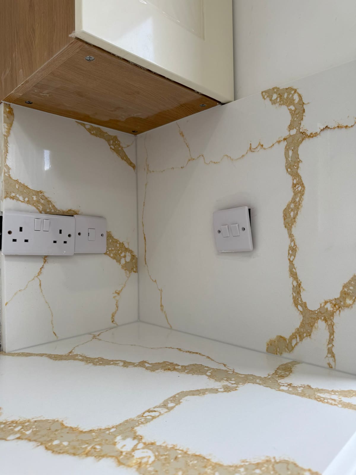 Calacatta Gold — blat z panelem przy oknie