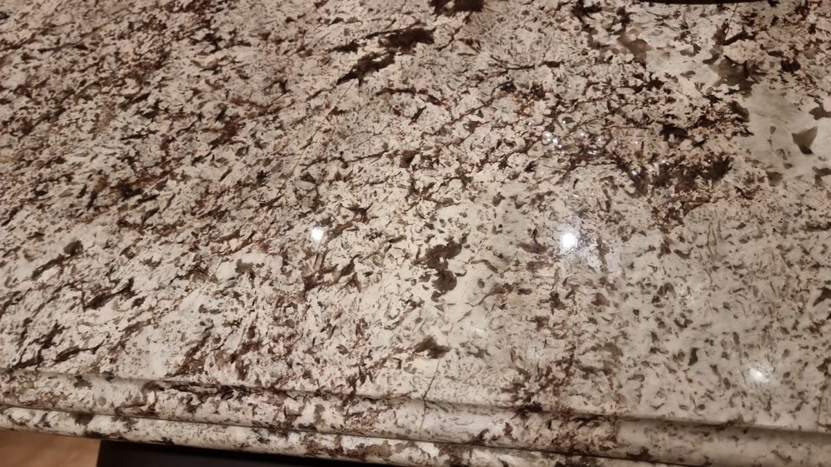 Granit biały z brązowymi plamami — tekstura