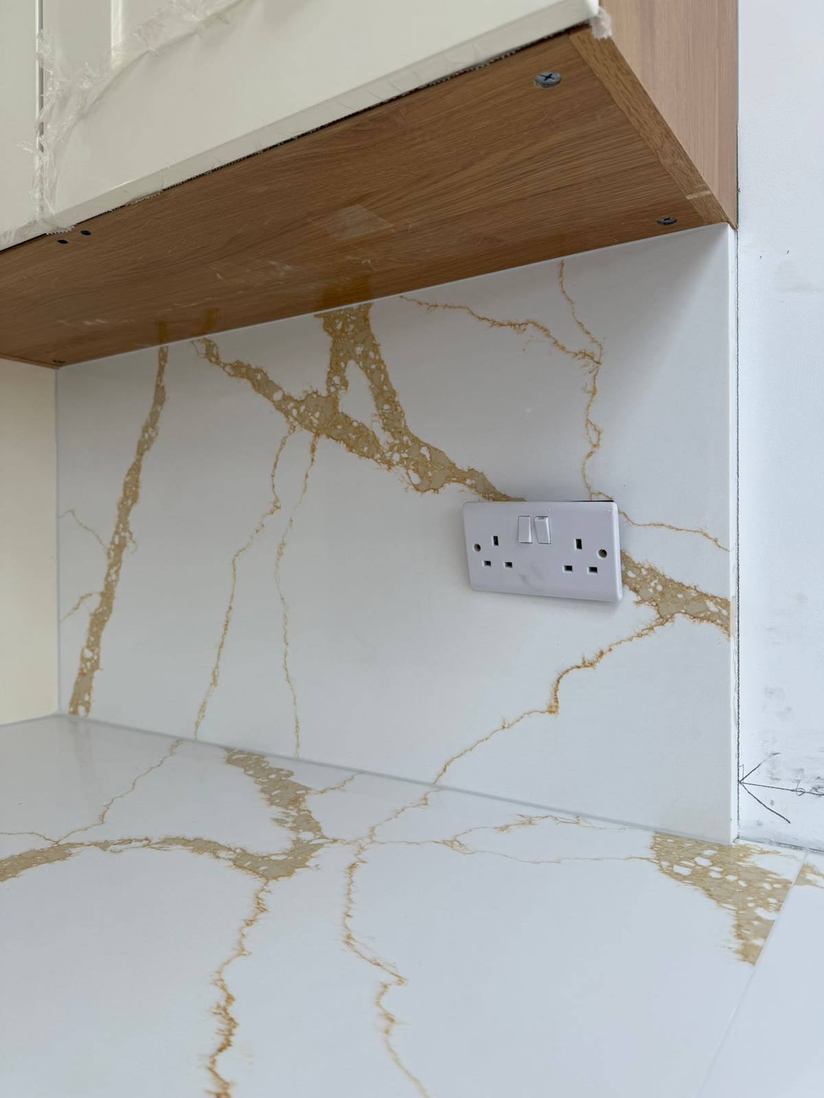 Calacatta Gold — detal złotych żył przy blacie