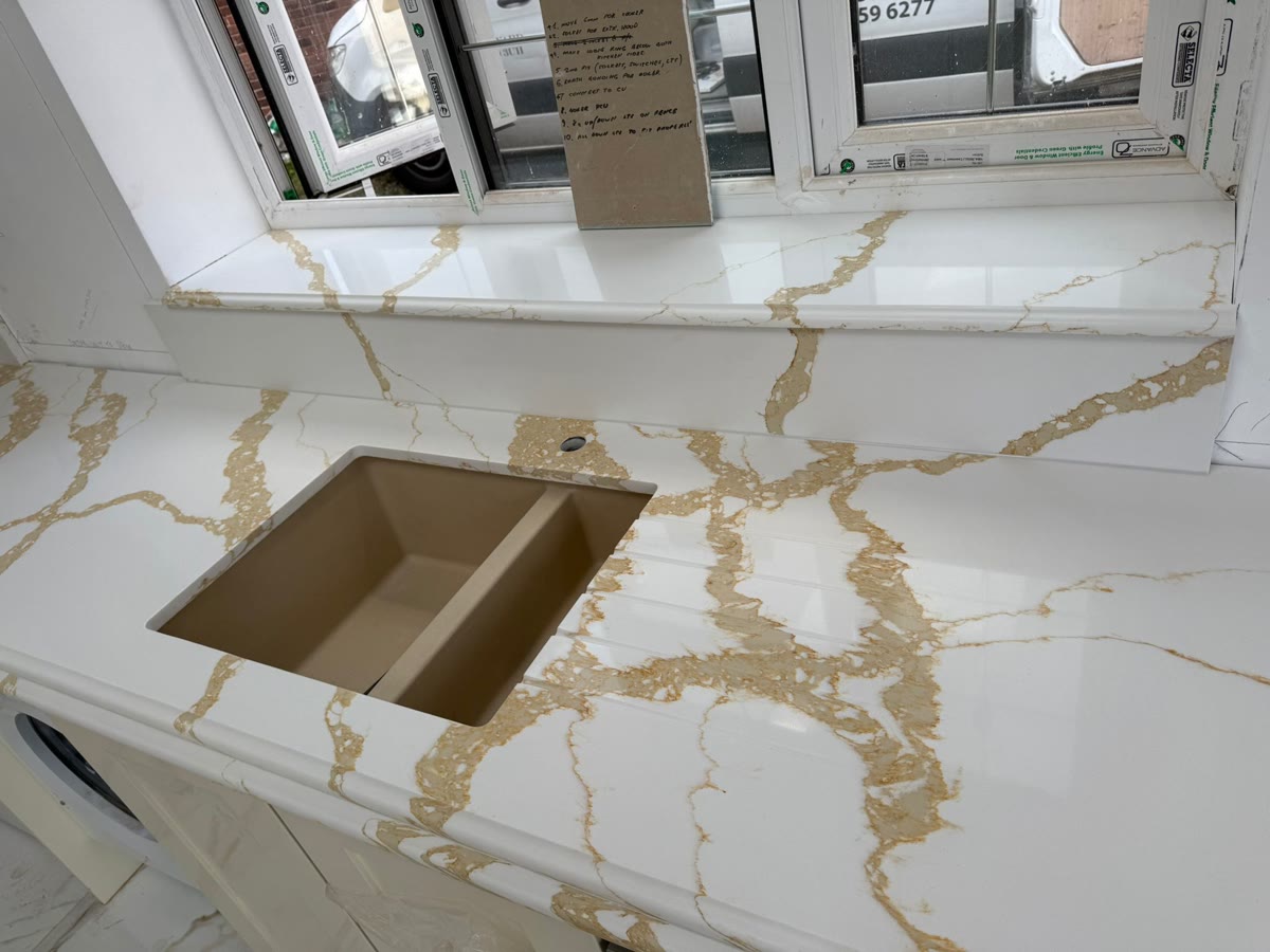 Calacatta Gold — blat z podtynkowym zlewem