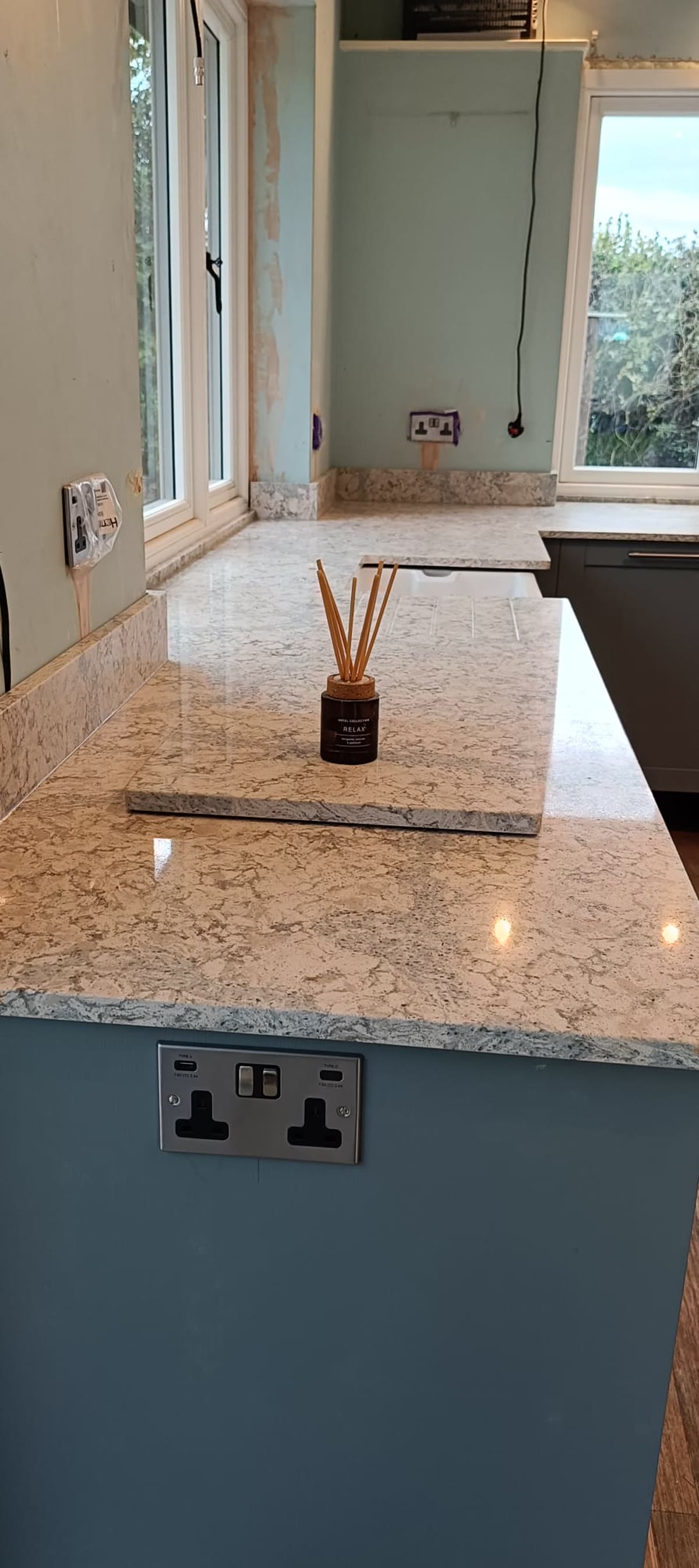 Kwarc kremowy — wyspa z dyfuzorem