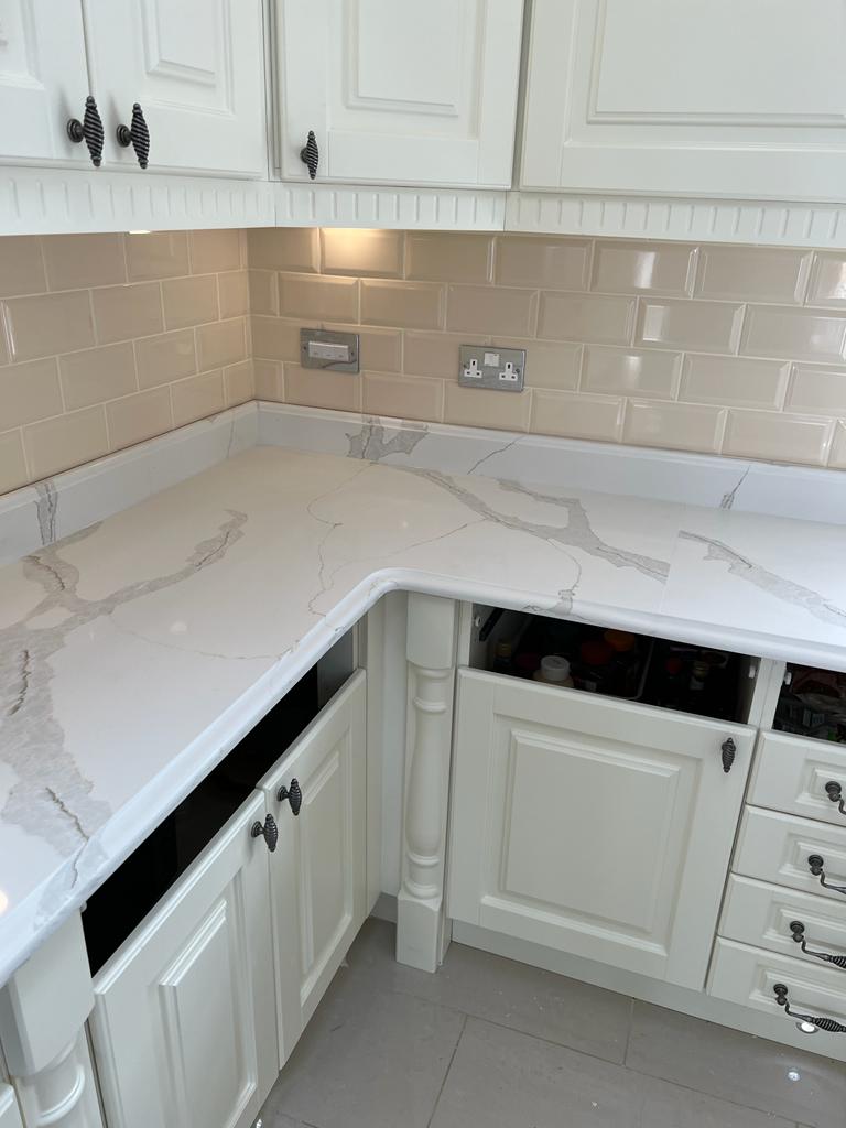 Schody z ciemnego granitu