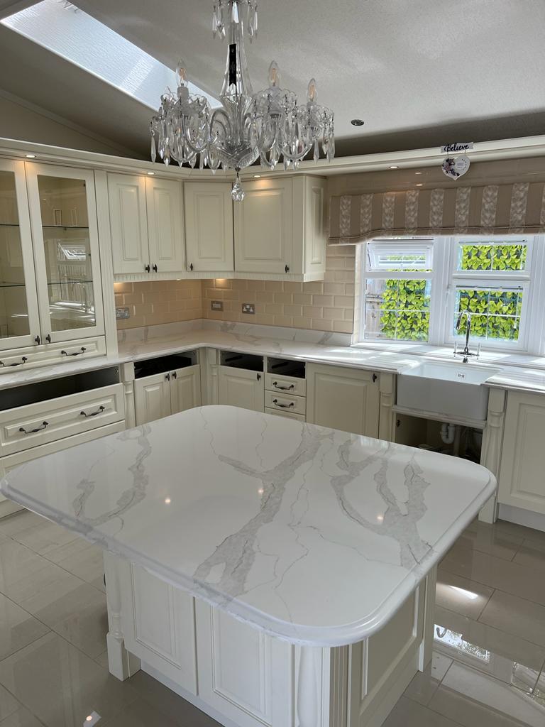 Blat łazienkowy z kwarcu